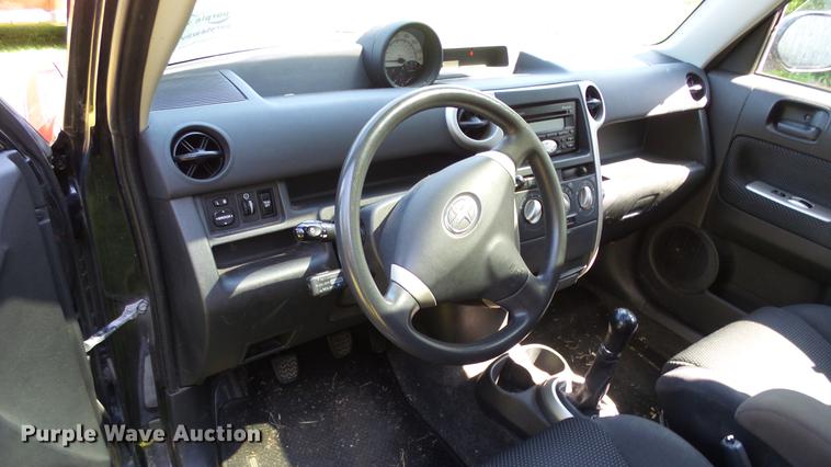 image for item DE7186 2005 Scion XB SUV