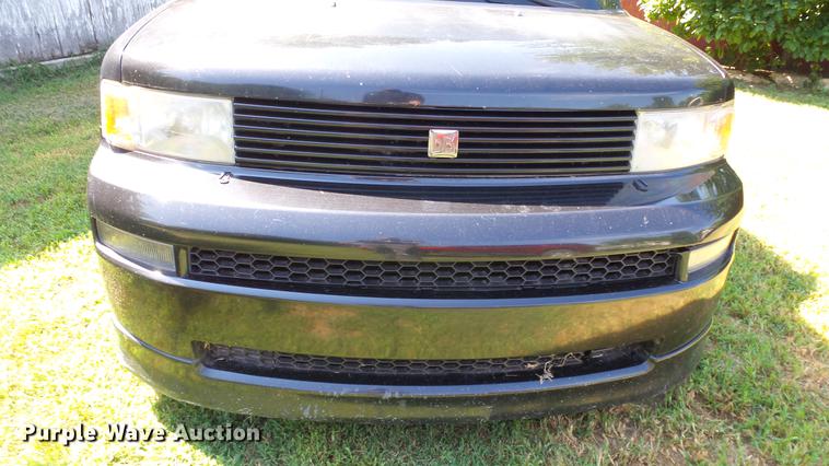 image for item DE7186 2005 Scion XB SUV