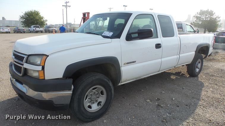 image for item DE7210 2006 Chevrolet Silverado 2500HD Ext. Cab pickup truck