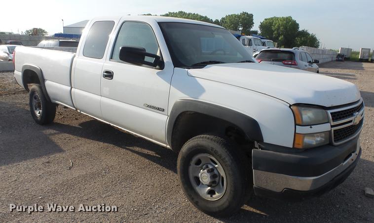 image for item DE7210 2006 Chevrolet Silverado 2500HD Ext. Cab pickup truck