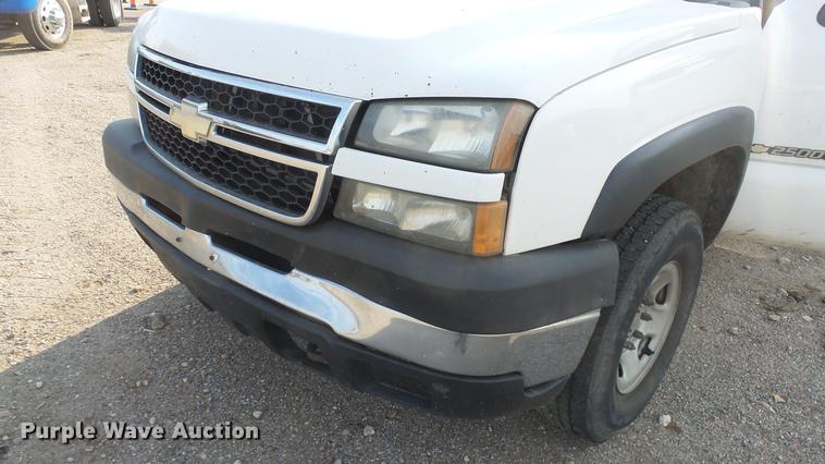 image for item DE7210 2006 Chevrolet Silverado 2500HD Ext. Cab pickup truck
