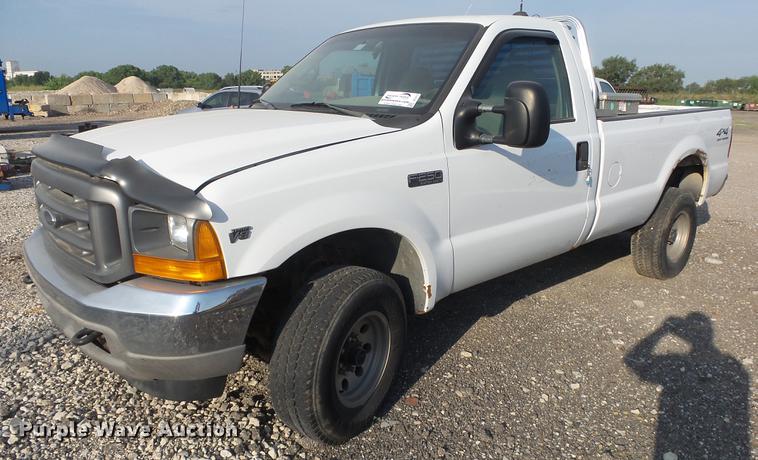 image for item DE7211 2001 Ford F250 Super Duty pickup truck