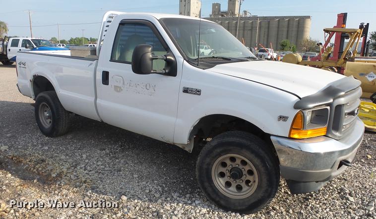 image for item DE7211 2001 Ford F250 Super Duty pickup truck