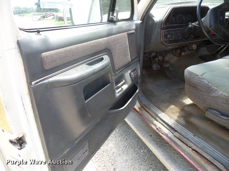 image for item DV9446 1991 Ford F450 tow truck