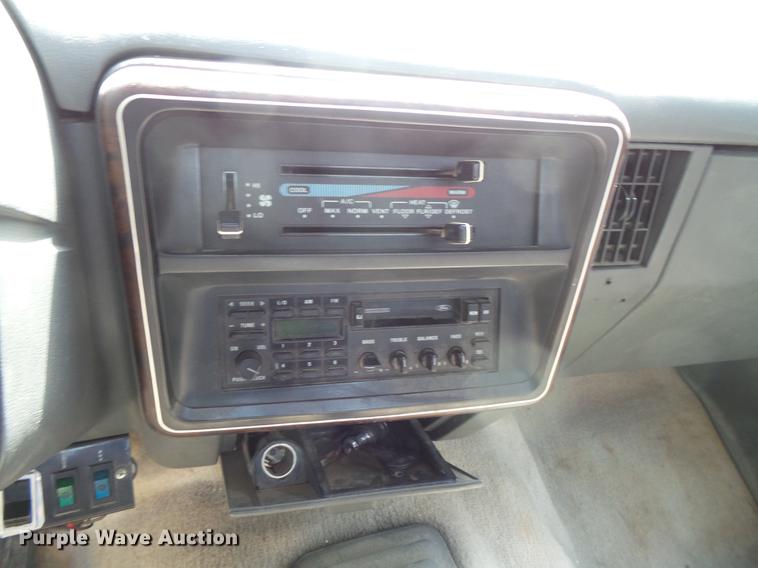 image for item DV9446 1991 Ford F450 tow truck