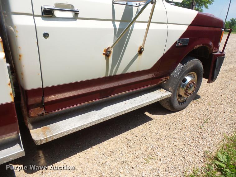 image for item DV9446 1991 Ford F450 tow truck