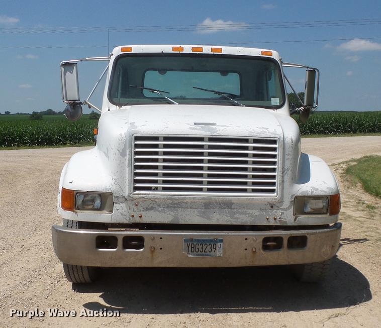 image for item DV9447 2000 International 4700 rollback truck