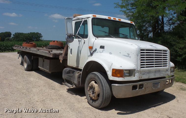 image for item DV9447 2000 International 4700 rollback truck