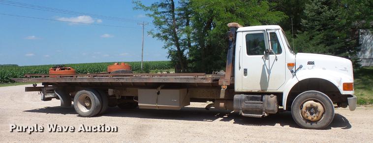 image for item DV9447 2000 International 4700 rollback truck