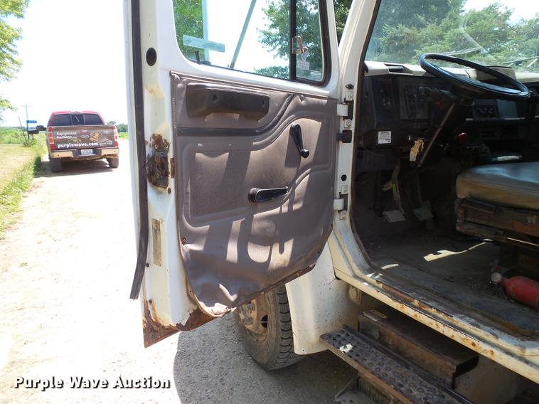 image for item DV9447 2000 International 4700 rollback truck