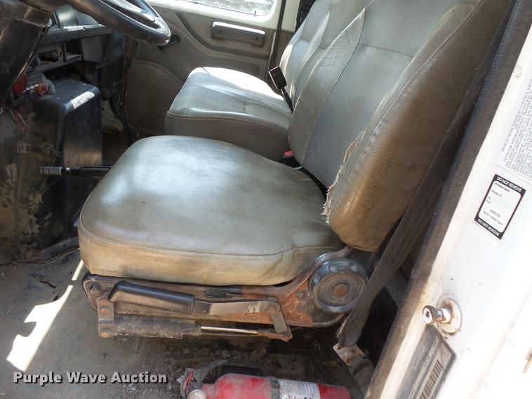 image for item DV9447 2000 International 4700 rollback truck