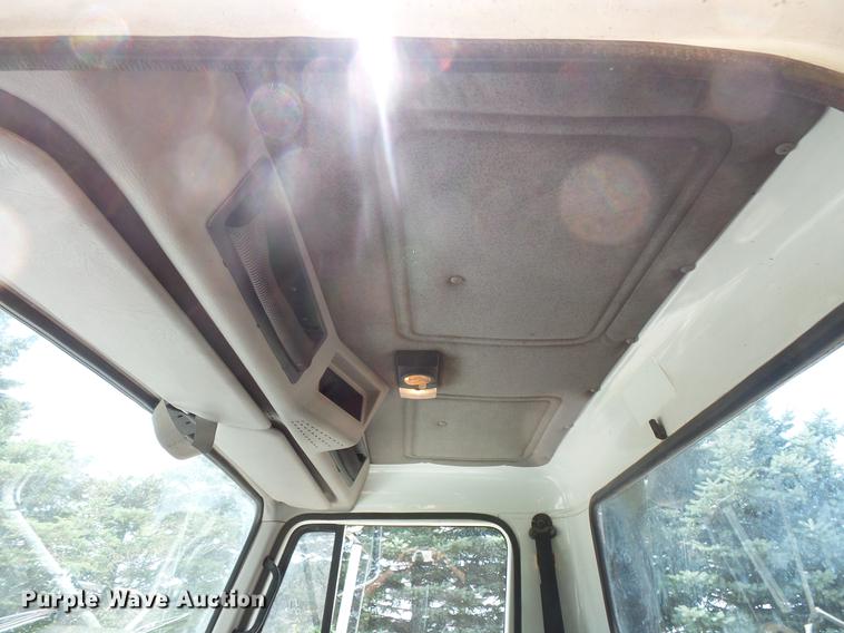 image for item DV9447 2000 International 4700 rollback truck