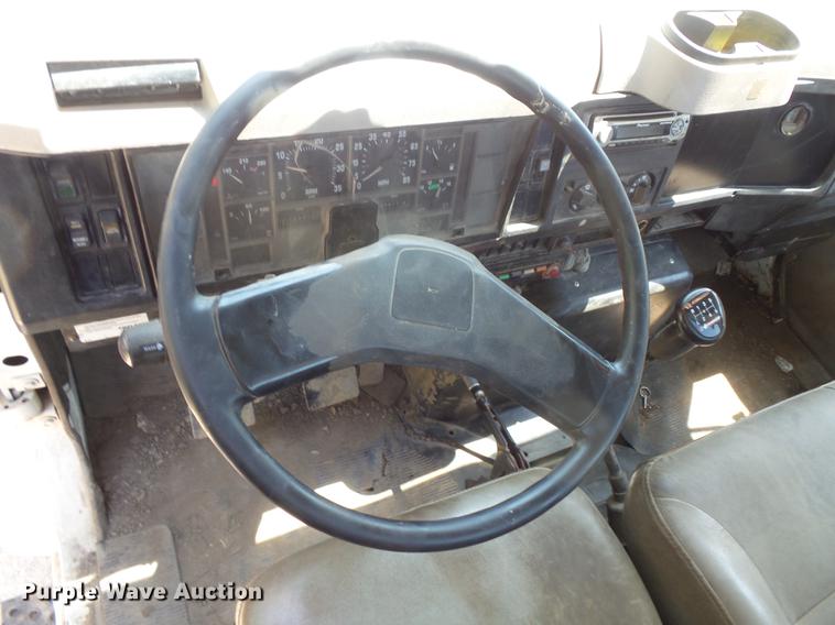 image for item DV9447 2000 International 4700 rollback truck