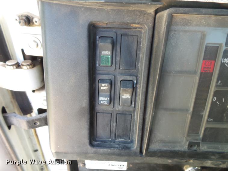 image for item DV9447 2000 International 4700 rollback truck