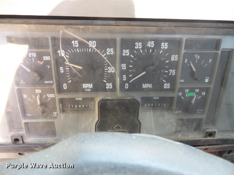 image for item DV9447 2000 International 4700 rollback truck