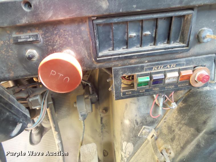 image for item DV9447 2000 International 4700 rollback truck