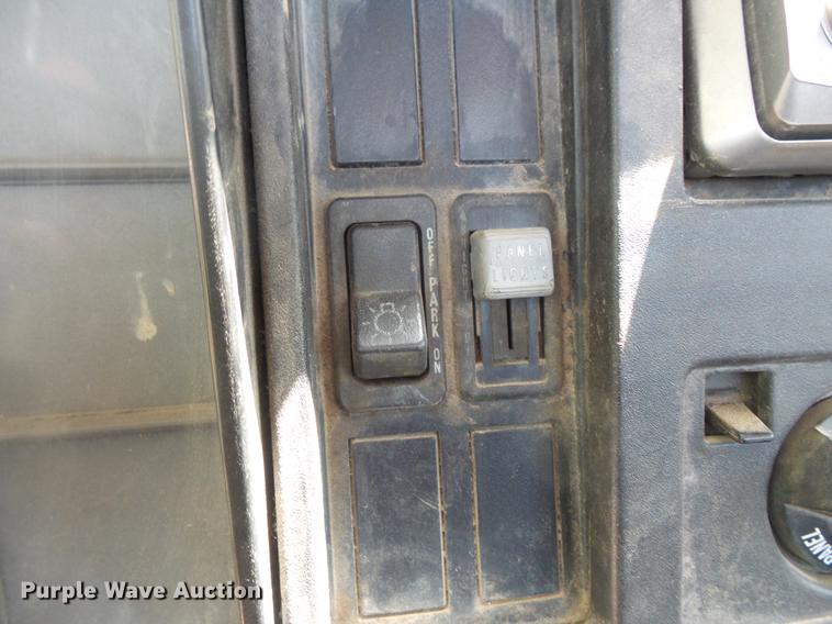 image for item DV9447 2000 International 4700 rollback truck