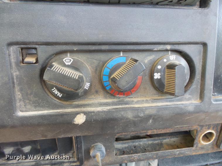 image for item DV9447 2000 International 4700 rollback truck