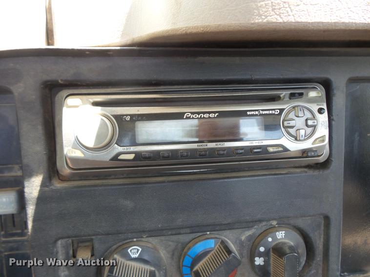 image for item DV9447 2000 International 4700 rollback truck