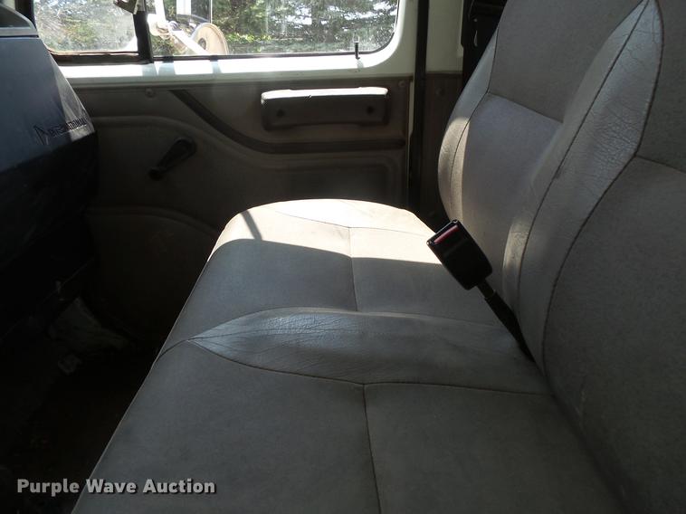 image for item DV9447 2000 International 4700 rollback truck