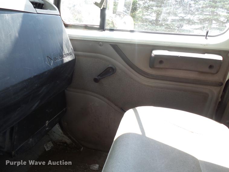 image for item DV9447 2000 International 4700 rollback truck