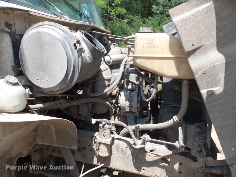 image for item DV9447 2000 International 4700 rollback truck