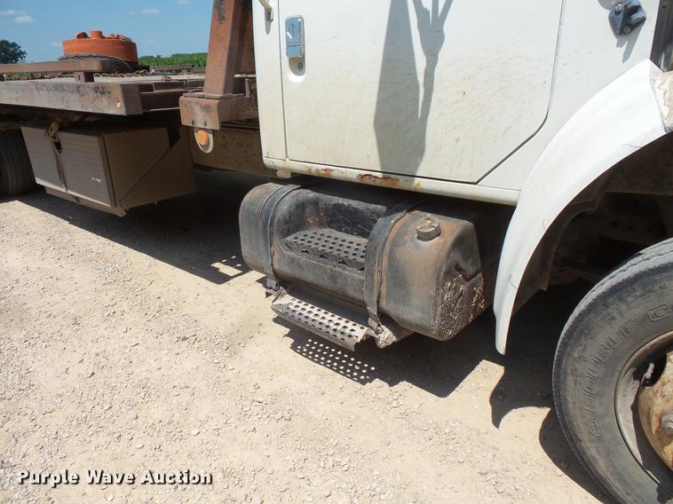 image for item DV9447 2000 International 4700 rollback truck