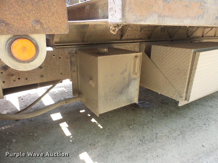 image for item DV9447 2000 International 4700 rollback truck