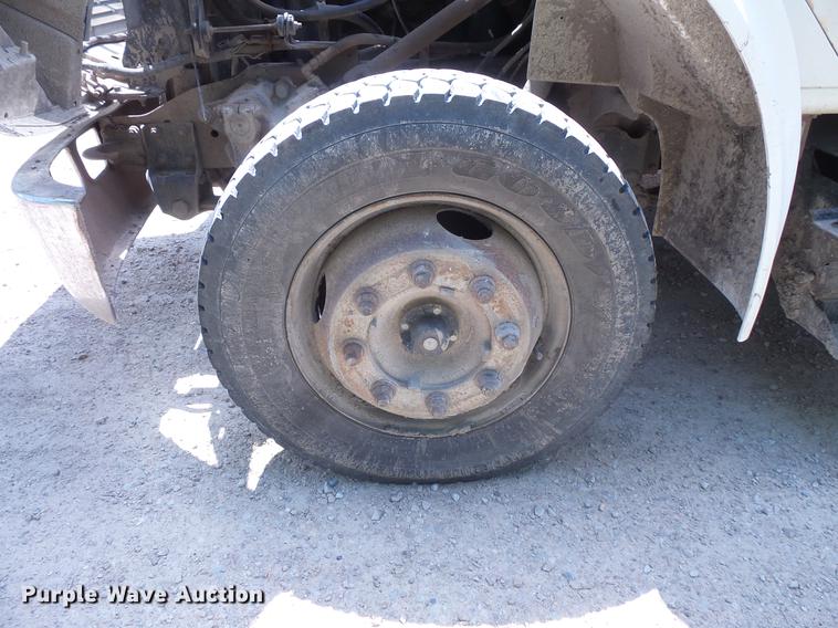 image for item DV9447 2000 International 4700 rollback truck