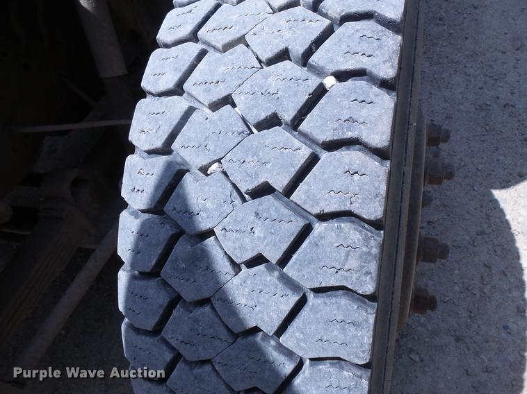 image for item DV9447 2000 International 4700 rollback truck