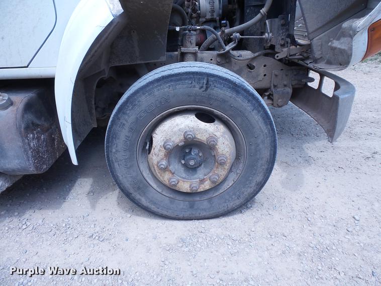 image for item DV9447 2000 International 4700 rollback truck