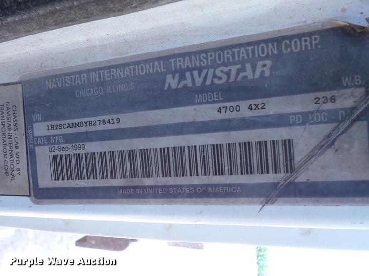 image for item DV9447 2000 International 4700 rollback truck