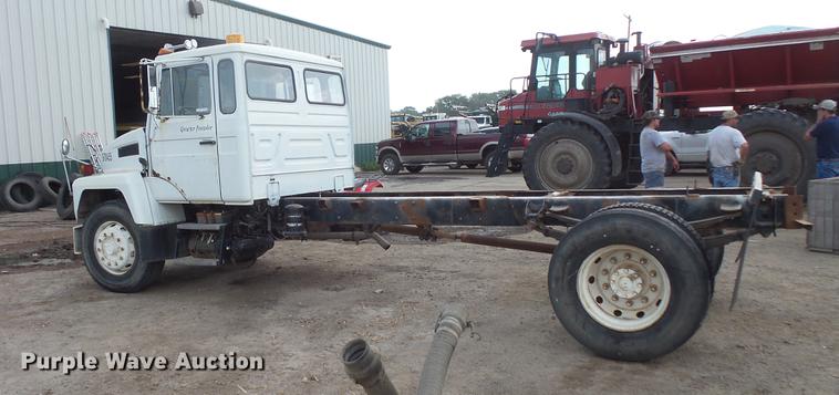 image for item DV9463 1988 Mack CS250P truck cab and chassis