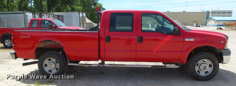 image for item DZ9397 2005 Ford F350 Super Duty XL Crew Cab pickup truck