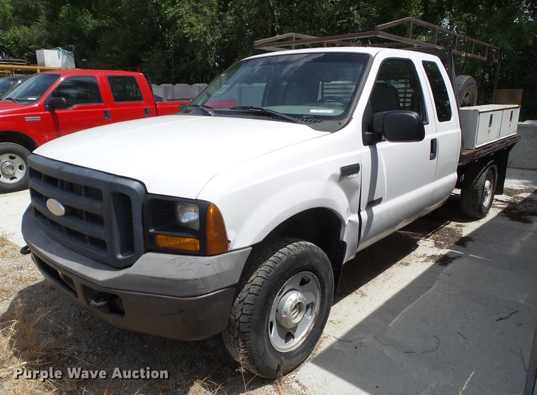 image for item DZ9399 2006 Ford F250 Super Duty SuperCab flatbed pickup truck