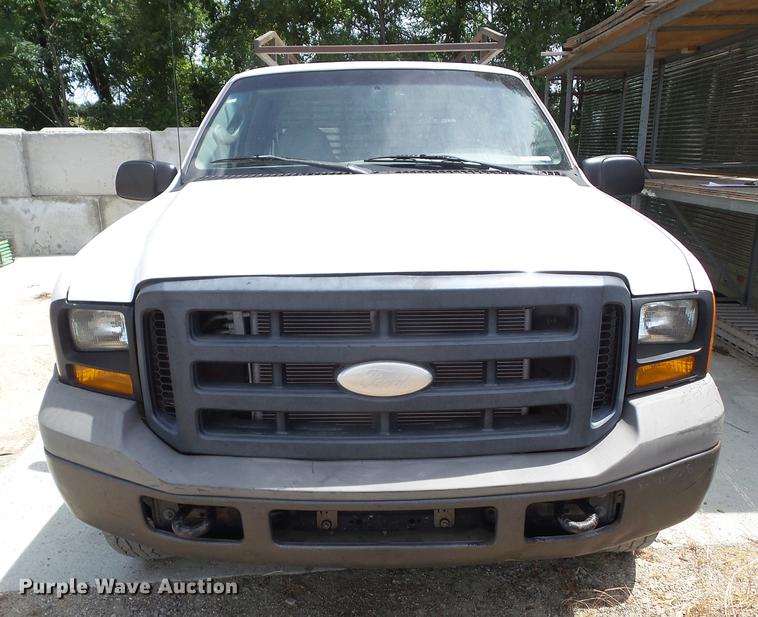 image for item DZ9399 2006 Ford F250 Super Duty SuperCab flatbed pickup truck