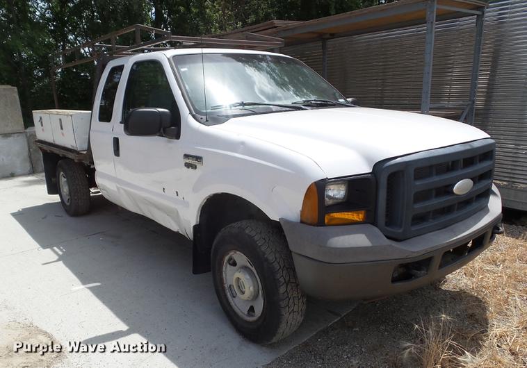 image for item DZ9399 2006 Ford F250 Super Duty SuperCab flatbed pickup truck