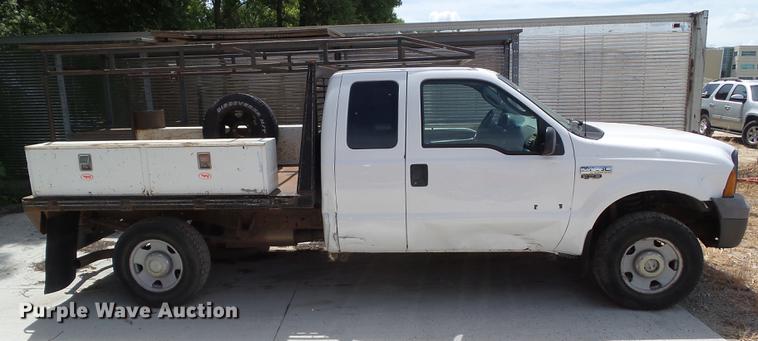 image for item DZ9399 2006 Ford F250 Super Duty SuperCab flatbed pickup truck