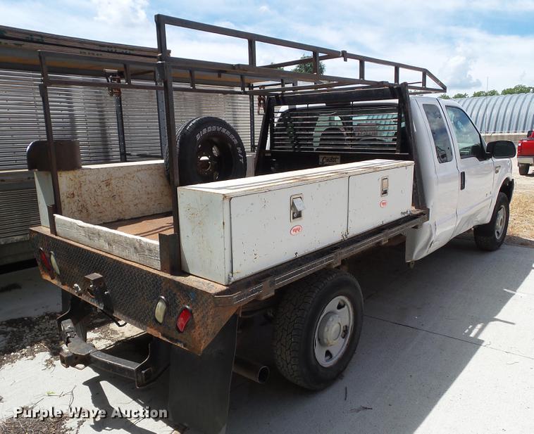 image for item DZ9399 2006 Ford F250 Super Duty SuperCab flatbed pickup truck