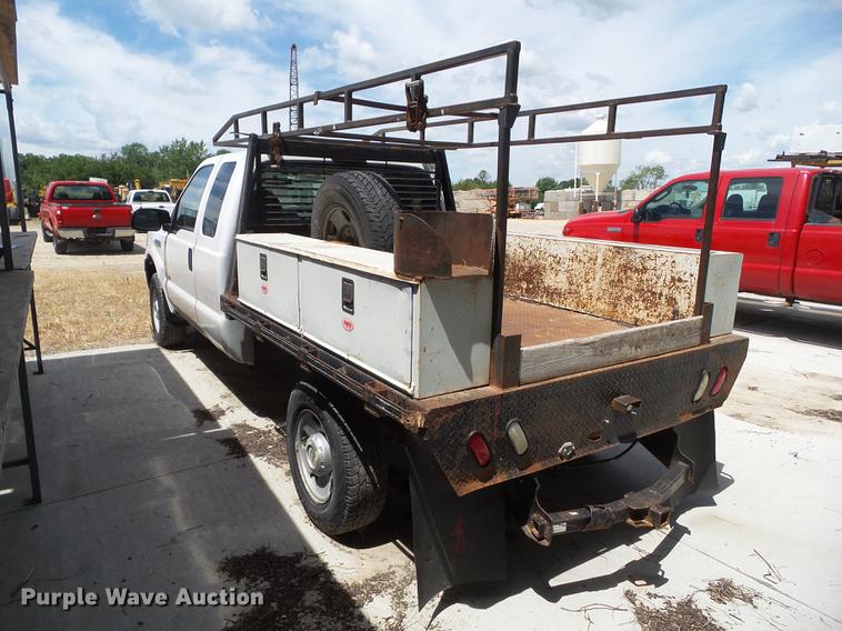 image for item DZ9399 2006 Ford F250 Super Duty SuperCab flatbed pickup truck