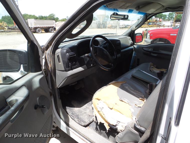 image for item DZ9399 2006 Ford F250 Super Duty SuperCab flatbed pickup truck