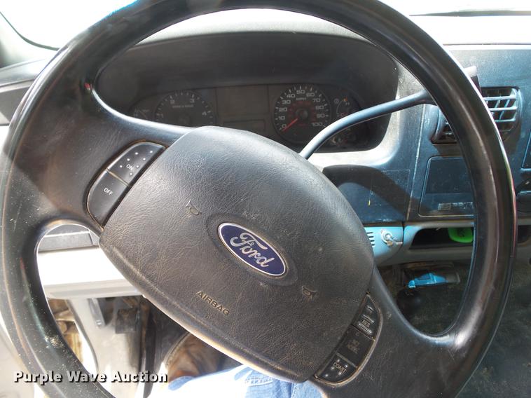 image for item DZ9399 2006 Ford F250 Super Duty SuperCab flatbed pickup truck