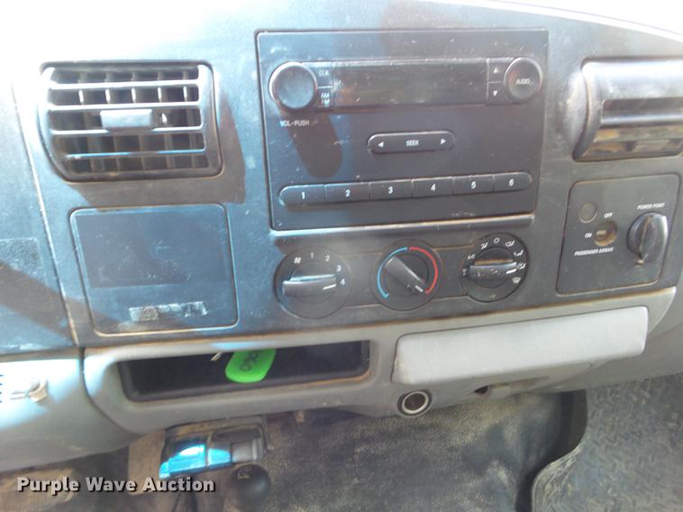 image for item DZ9399 2006 Ford F250 Super Duty SuperCab flatbed pickup truck