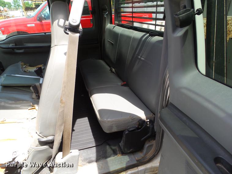 2006 Ford F250 Super Duty SuperCab flatbed pickup truck in Newton, IA