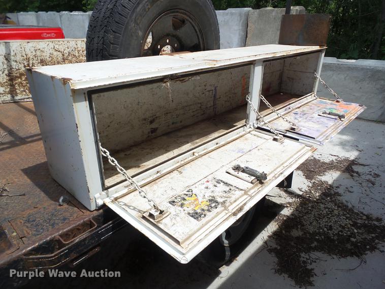 image for item DZ9399 2006 Ford F250 Super Duty SuperCab flatbed pickup truck