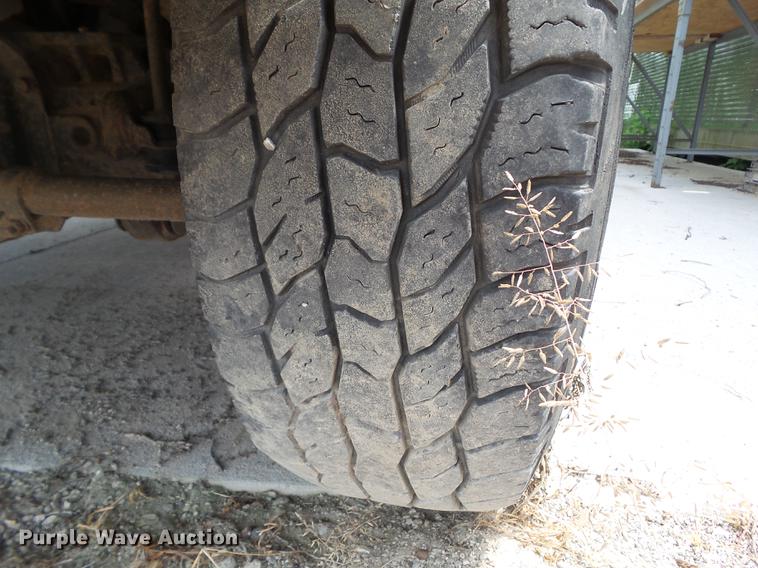 image for item DZ9399 2006 Ford F250 Super Duty SuperCab flatbed pickup truck