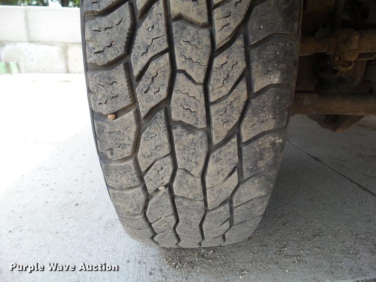 image for item DZ9399 2006 Ford F250 Super Duty SuperCab flatbed pickup truck