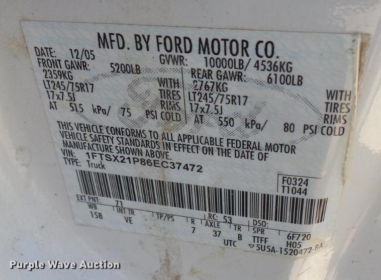 image for item DZ9399 2006 Ford F250 Super Duty SuperCab flatbed pickup truck