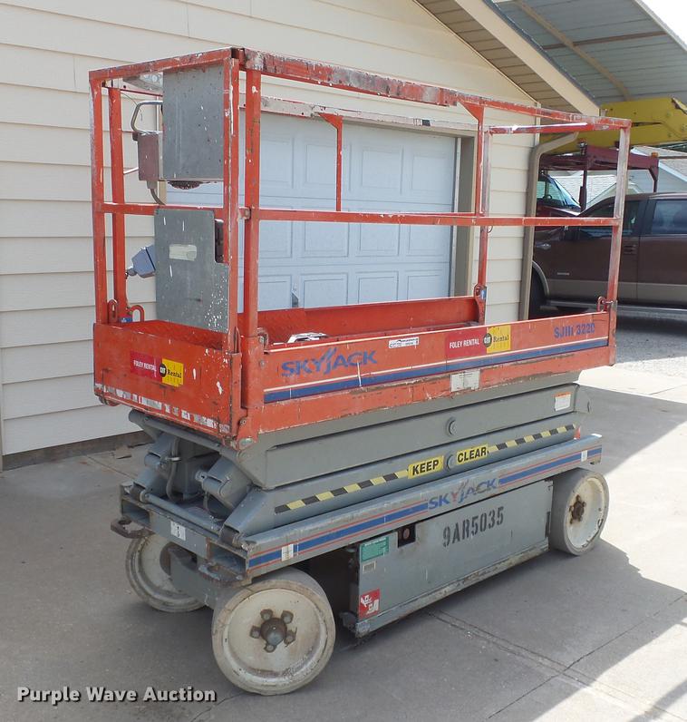 image for item EF9169 Sky Jack SJIII 3220 scissor lift