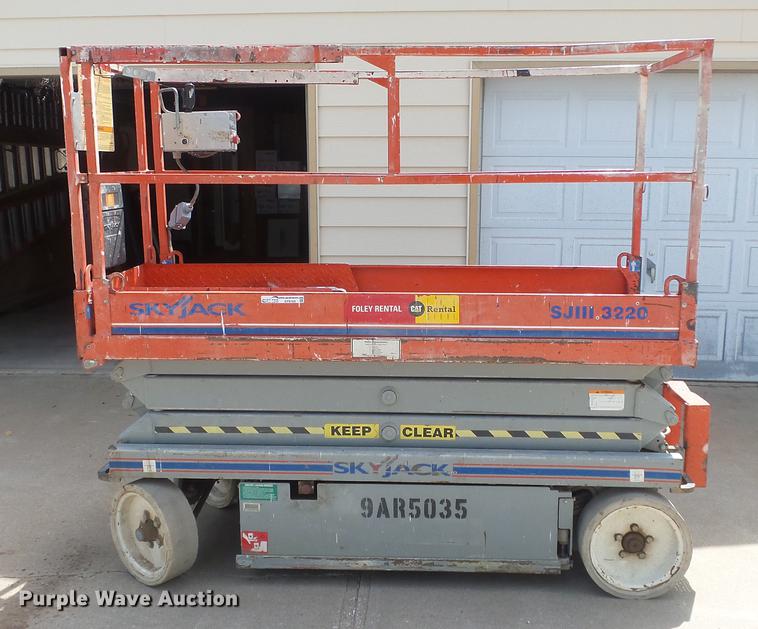 image for item EF9169 Sky Jack SJIII 3220 scissor lift